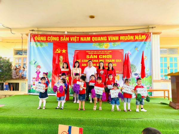 Hoạt động trải nghiệm "BÉ CÙNG CHA MẸ THAM GIA  ATGT" Trường Mầm Non Quang Thành